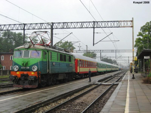 16.08.2008 (Czerwieńsk) EU07-498 stoi gotowy do odjazdu z pociągiem pośpiesznym Bachus do Gdyni Gł.