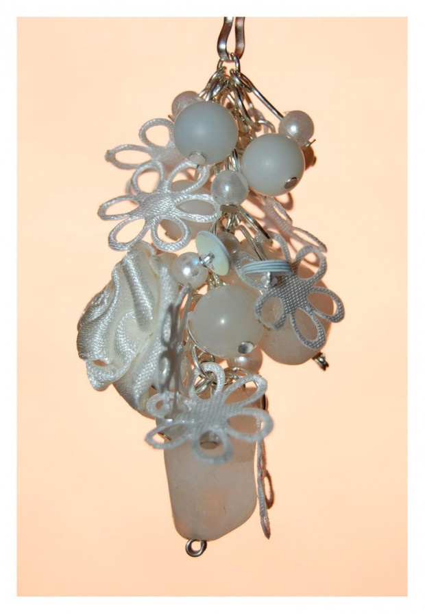 Breloczek - Snowy Story - 8,5cm (karabińczyk - 2cm) - kamienie naturalne, szklane i akrylowe perełki, cekiny, satynowa róża, satynowe stokrotki, posrebrzane półfabrykaty