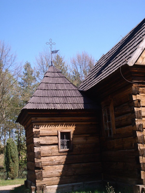 Muzeum Pierwszych Piastów na Lednicy. Skansen w Dziekanowicach, drewniany kościółek (Otłoczyn gm. Aleksandrów Kujawski) z 1765 r.