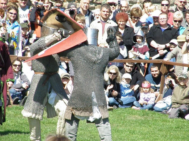 Tłem historycznym Turnieju Rycerskiego w Czersku, jest wydarzenie mające miejsce w roku 1226, kiedy to książę Konrad Mazowiecki, chcąc uzyskać pomoc zbrojną w walce z nawiedzającymi nasze ziemie pogańskimi Prusami, sprowadza do Polski Zakon Krzyżacki.