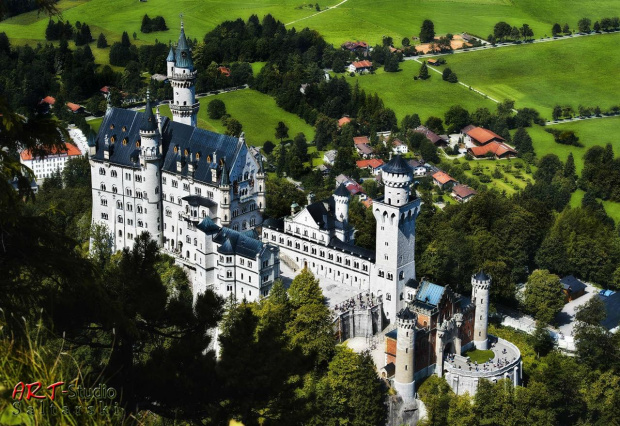 Zamek ma nie tylko Cudowny wygląd ale i wspaniałą historię !!! Budowę zlecił Król Bawari LUDWIG II znany również jako Ludwik Szalony lub Bajkowy Król . Król przeżył w tym zamku zaledwie 172 dni. #Naris #Neuschwanstein #Zamek