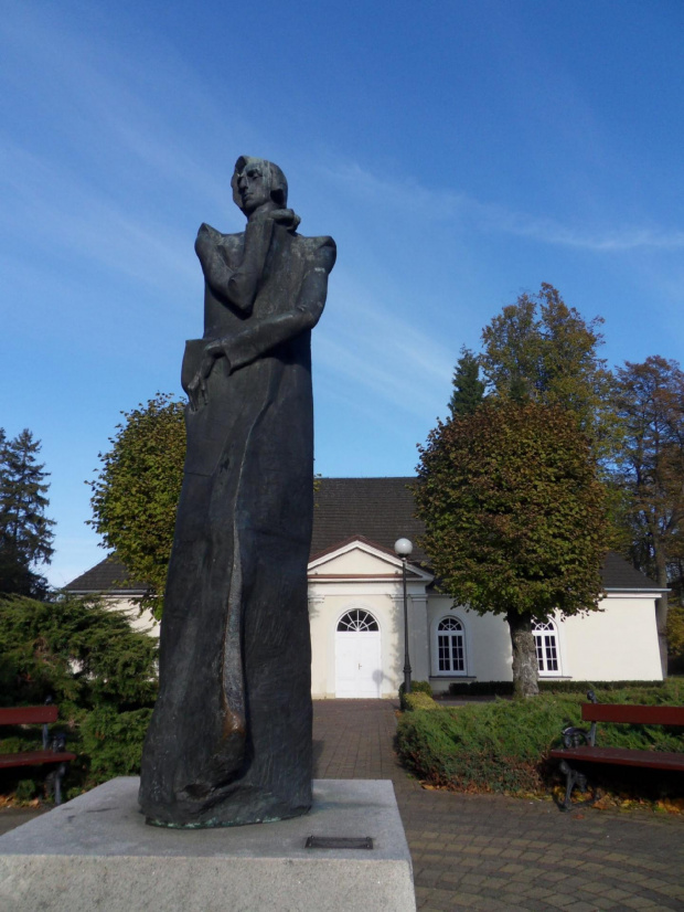 Dworek Chopina w Dusznikach Śląskich i zamyślony gospodarz :) #DolnyŚląsk #DusznikiZdrój #jesień #muzea