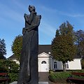 Dworek Chopina w Dusznikach Śląskich i zamyślony gospodarz :) #DolnyŚląsk #DusznikiZdrój #jesień #muzea