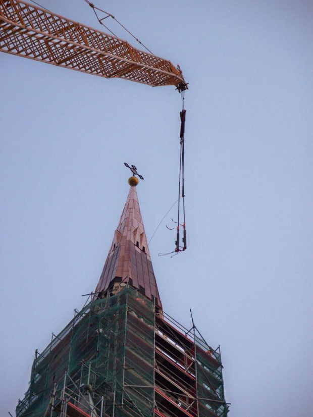 12.01.2008 około 15.35 zakończono mocowanie konstrukcji i odłączono zawiesia. Od tej pory iglica stoi samodzielnie. #budownictwo #konstrukcje #wydarzenia #kościoły #SzczecińskaKatedra #Szczecin #Polska