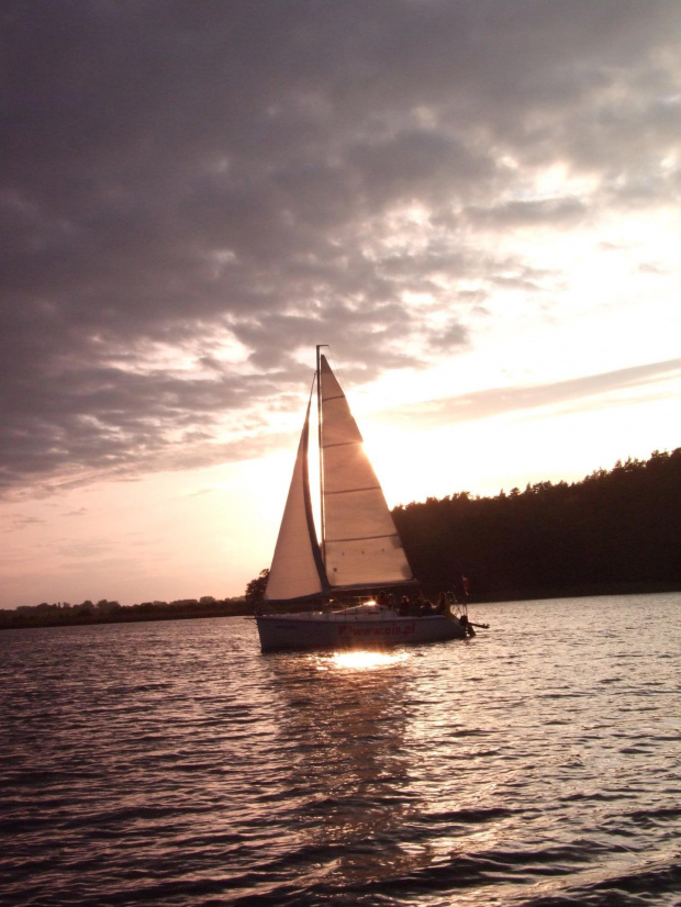 #jacht #ZachódSłońca #wakacje #mazury #żeglarstwo #rejs #żaglówka #jezioro