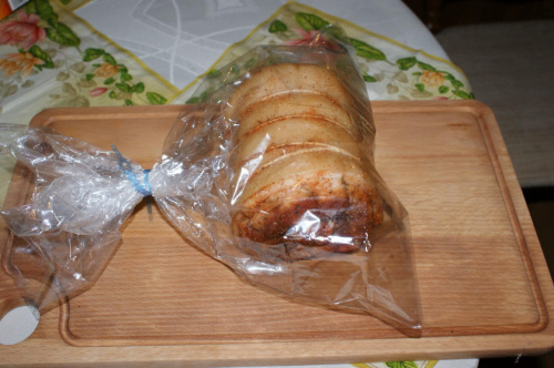 Posypanie przyprawami i zawinięcie w rękawie do pieczenia.