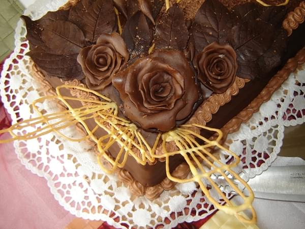 tort na urodziny mojego męża, wykonanie własne od a-z.
Posypki miało nie być na ozdobach, zdmuchnął ją z tortu mąż przy zdmuchiwaniu świeczek ;)