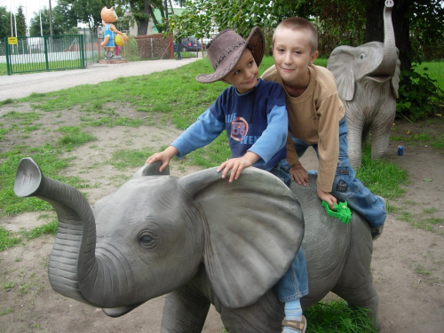 dzieci na słoniu #dzieci #wakacje #figury #zwierzęta