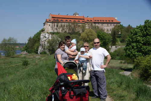 za nami Klasztor w Tyńcu, a na pierwszym planie: ciocia Kasia, wujek Robert, kuzyneczka Kinga i my