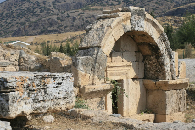 Hierapolis, Nekropola północna - chorzy tak licznie przybywający do leczniczych źródeł Pamukkale nie zawsze wracali do domów po odbytej kuracji... Jeden z największych cmentarzy Anatolii