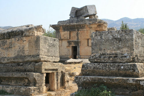 Hierapolis, Nekropola północna - chorzy tak licznie przybywający do leczniczych źródeł Pamukkale nie zawsze wracali do domów po odbytej kuracji... Jeden z największych cmentarzy Anatolii