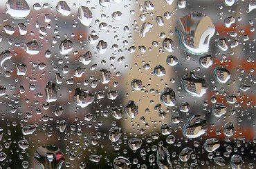 Przez szybę #szyba #krople #woda #deszcz #bloki #giżycko