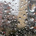 Przez szybę #szyba #krople #woda #deszcz #bloki #giżycko