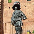 Pomnik Małego Powstańca na murach obronnych Starego Miasta przy ulicy Podwale, chyba najbardziej wzruszający pomnik jaki widziałem. #wakacje #urlop #podróże #zwiedzanie #Polska #Warszawa