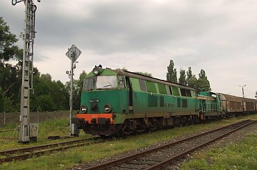 SU45-170 + SM42-710 ze składem towarowym na stacji Brodnica #SU45 #SM42 #PKP #Kolej #Pociąg #Brodnica #towarowy #wagon #lokomotywa