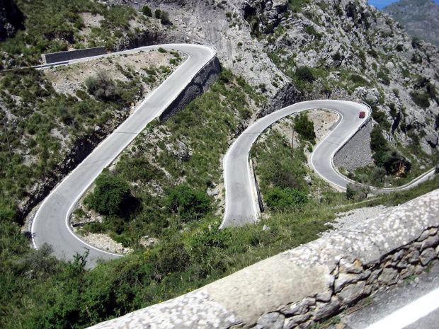 Góry Serra de Tramuntana - wspaniałe serpentyny, niesamowite widoki. Na dole morze i śliczna zatoka z portem w Sa Calobra #Majorka #GórySerraDeTramuntana #SaCalobra