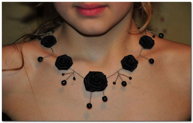 Naszyjnik z drutu,koralików,różyczek #biżuteria #bransoleta #drewna #kwiaty #metalu #naszyjnik #OzdobyZMateriału #rękodzieło #róże
