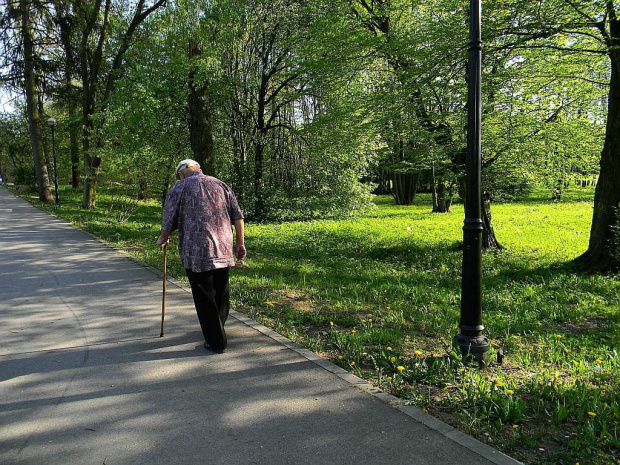 niewielki człowiek wśród potęgi przyrody-dokąd on wędruje