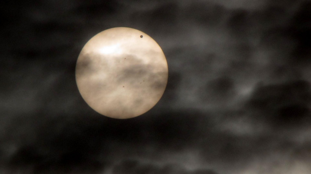 Tranzyt Wenus na tle tarczy słonecznej .