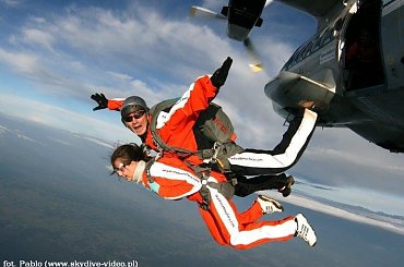 Wyskok z samolotu - skok tandemowy nad Przasnyszem blisko Warszawy #SkokiSpadochronowe #spadochroniarstwo #przasnysz #KlubSpadochronowyAtmosfera #spadochroniarze #SkokZeSpadochronem #SkokNaSpadochronie #adrenalina #SportyEkstremalne #SkokiTandemowe