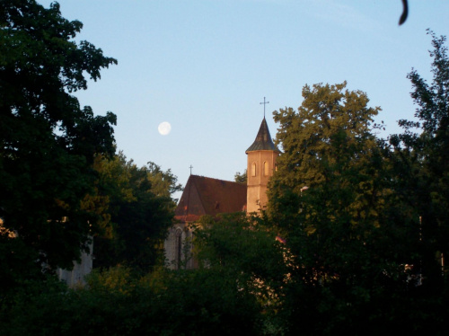 Kościół Ewangelicko-Augsburski w poświacie wschodzącego słońca i z księżycem :))