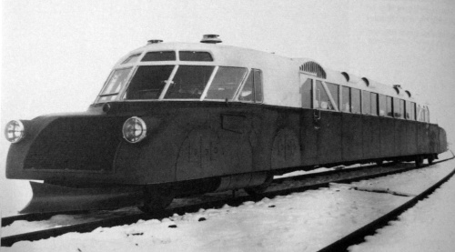 Wagon motorowy "Lux-torpeda" z przykręconym lemieszem do odgarniania śniegu.
[Fot. ze zbiorów Bogdana Pokropińskiego]