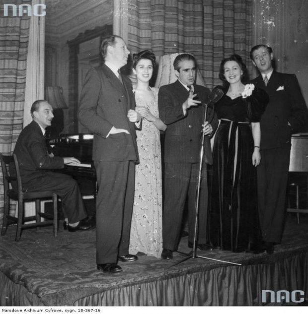 Klub Orła Białego. Od prawej: Kazimierz Wajda ( Szczepko ),Mira Grelichowska. Marian Hemar, NN, Jerzy Gliński. Londyn_1944-1945 r.