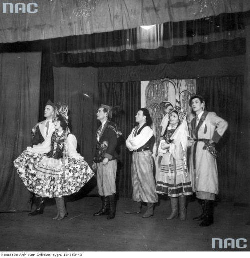Wojskowa czołówka teatralna " Lwowska Fala " - program pt. " Trzymaj fason ". Od lewej: NN, Włada Majewska, NN, NN, Mira Grelichowska. Edynburg_02.10.1945 r.