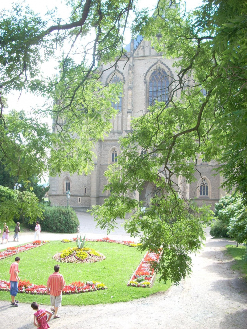 Bajkowy widok na Katedrę św. Barbary w miejscowości Kutna Hora w Czechach.