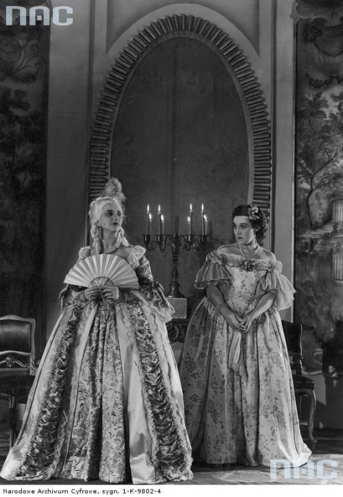 Janina Jabłonowska ( w roli księżnej de Bouillon ) i Zofia Jaroszewska w sztuce " Adrianna Lecouvreur w Teatrze im. Juliusza Słowackiego w Krakowie_05.1939 r.