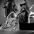 Janina Martini ( jako Gertruda ), Stefan Rydel ( jako Klaudiusz ), Janina Nowicka ( jako Ofelia ) ( klęczy ) w sztuce " Hamlet " w Teatrze Powszechnym w Warszawie_01.1959 r.