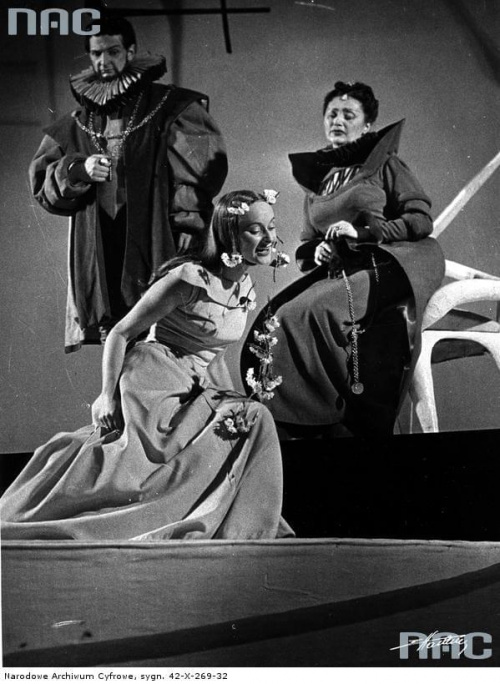 Janina Martini ( jako Gertruda ), Stefan Rydel ( jako Klaudiusz ), Janina Nowicka ( jako Ofelia ) ( klęczy ) w sztuce " Hamlet " w Teatrze Powszechnym w Warszawie_01.1959 r.