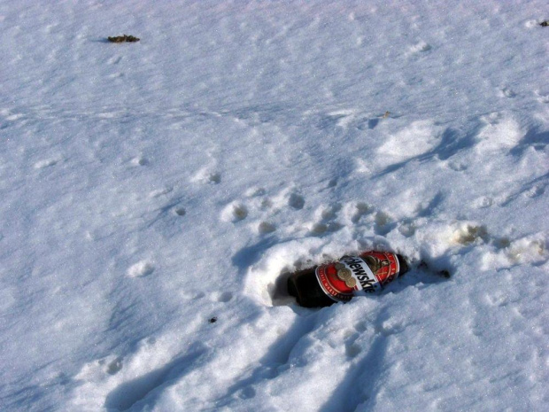 Skarby w śniegu znalezione #Warszawa #Powiślezima #śnieg #butelka #Królewskie