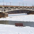 Most kolejowy od prawej(widziany strny)z ławeczką #Warszawa #Wisła #zima #śnieg #MostKolejowy #ławeczka