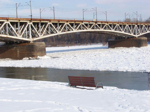 Most kolejowy od prawej(widziany strny)z ławeczką #Warszawa #Wisła #zima #śnieg #MostKolejowy #ławeczka