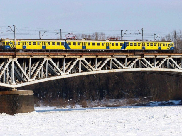 Żółty pociąg na moście...kolejowym #Warszawa #Wisła #zima #śnieg #MostKolejowy #pociąg #EN57
