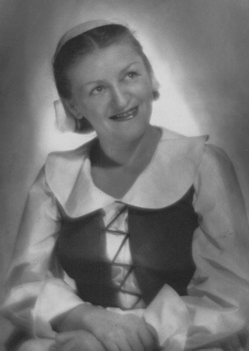 Anna Jaracz ( lub Anna Jaraczówna ), aktorka, ( ur.28 maja 1916 r. w Moskwie, zm. 4 maja 1979 r. )