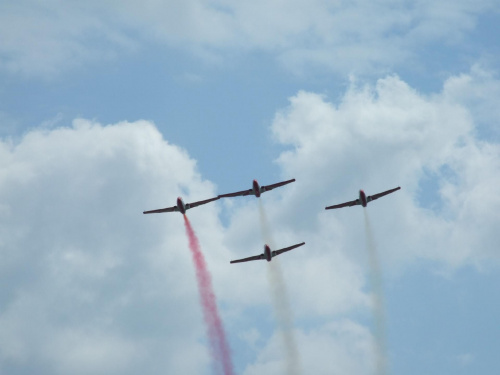 Pokaz akrobacji powietrznej zespołu Biało-Czerwone Iskry #lotnictwo #akrobacja #iskry #MałopolskiPiknikLotniczy #samoloty #pokazy