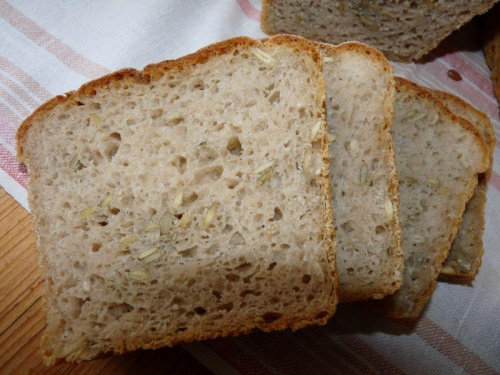 chleb żytni z ziarnami na zakwasie