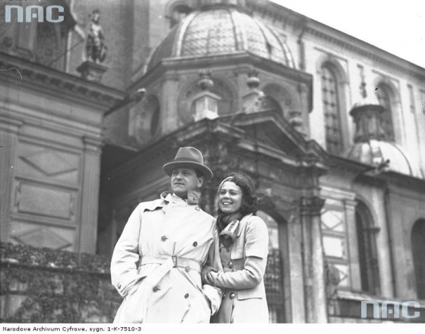 Aktorzy Eugeniusz Bodo i Nora Ney podczas zwiedzania Krakowa, przed wejściem do Katedry Wawelskiej_05.1933 r.