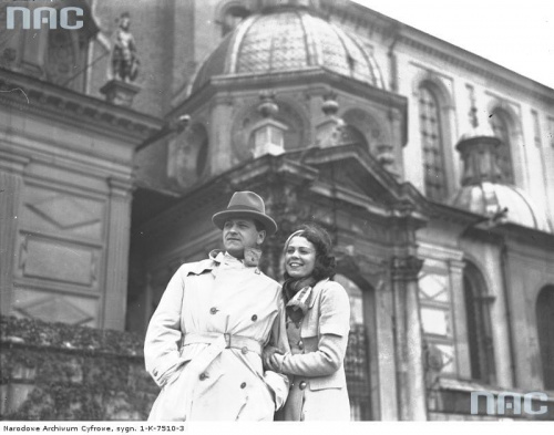 Aktorzy Eugeniusz Bodo i Nora Ney podczas zwiedzania Krakowa, przed wejściem do Katedry Wawelskiej_05.1933 r.