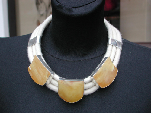 Kleopatra III Design #filc #bursztyn #srebro #design #BiżuteriaAutorska #naszyjnik #jewelry #HandMade