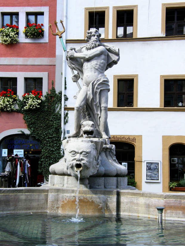 Jedna z wielu pięknych fontann w Goerlitz #Goerlitz #fontanna #Niemcy