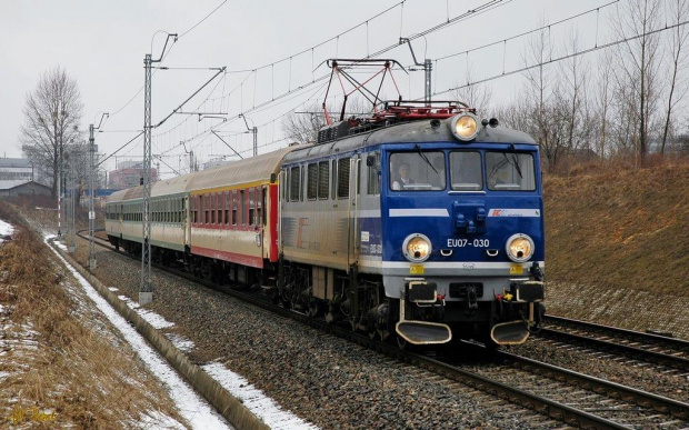 EU07-030 z pociągiem TLK do Krakowa. #EU07 #pkp #intercity #TLK #kolej #pociąg