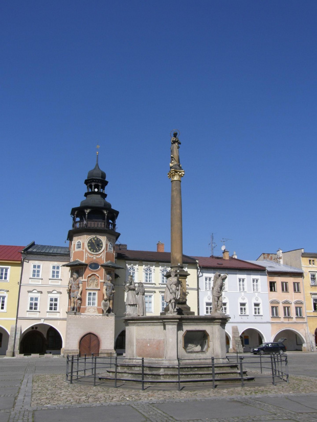 rynek z ratuszem w Hostinne w Czechach #hostinne #czechy #ratusz