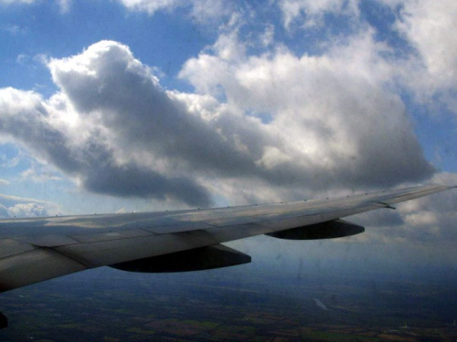 chmurki chciały przykryć skrzydełko:) hmm no samolotu
