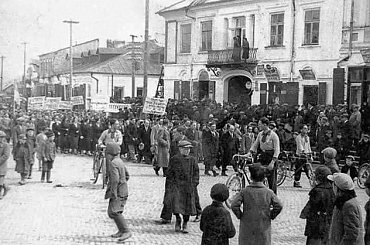 Wiec na Kozackim Rogu - prawdopodobnie przy okazji zawodów kolarskich, widoczne piękne balkony i bramy wjezdne... #StaryHrubieszów #KozackiRóg #Wiec