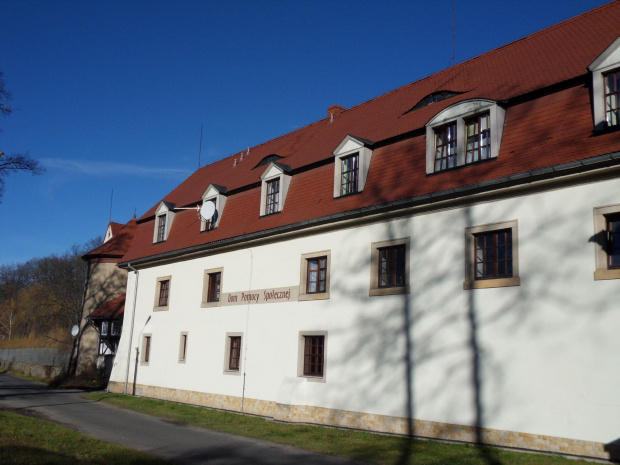 Budynek frontowy zespołu pałacowego w Janowicach Wielkich #JanowiceWielkie