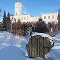 Pałac Królewski w Mysłakowicach z krzyżem pokutnym na pierwszym planie. #zima #Mysłakowice #DolinaParkówIOgrodów