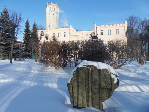 Pałac Królewski w Mysłakowicach z krzyżem pokutnym na pierwszym planie. #zima #Mysłakowice #DolinaParkówIOgrodów